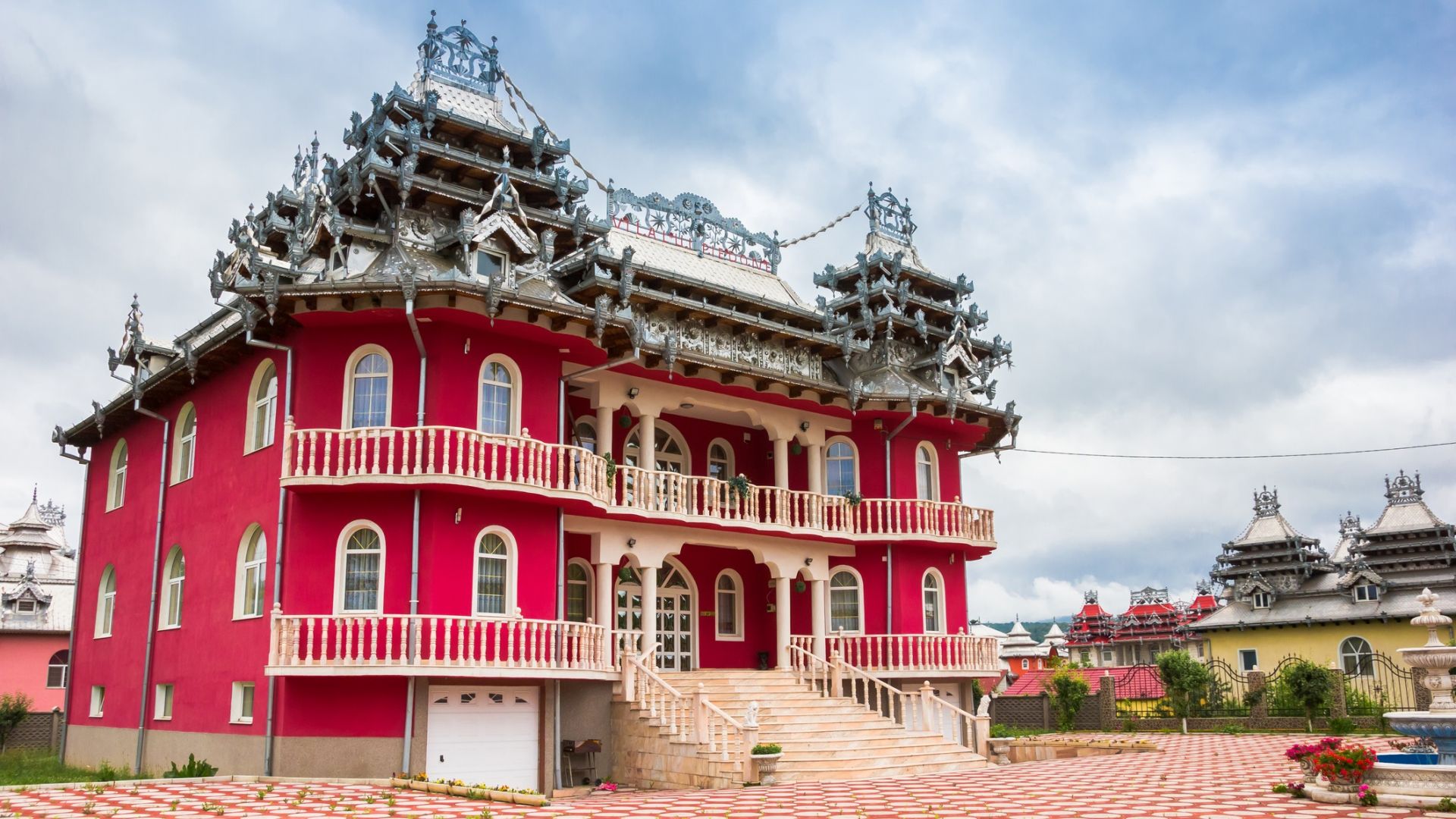 В румънските полета и околностите на градовете невероятни азиатски пагоди