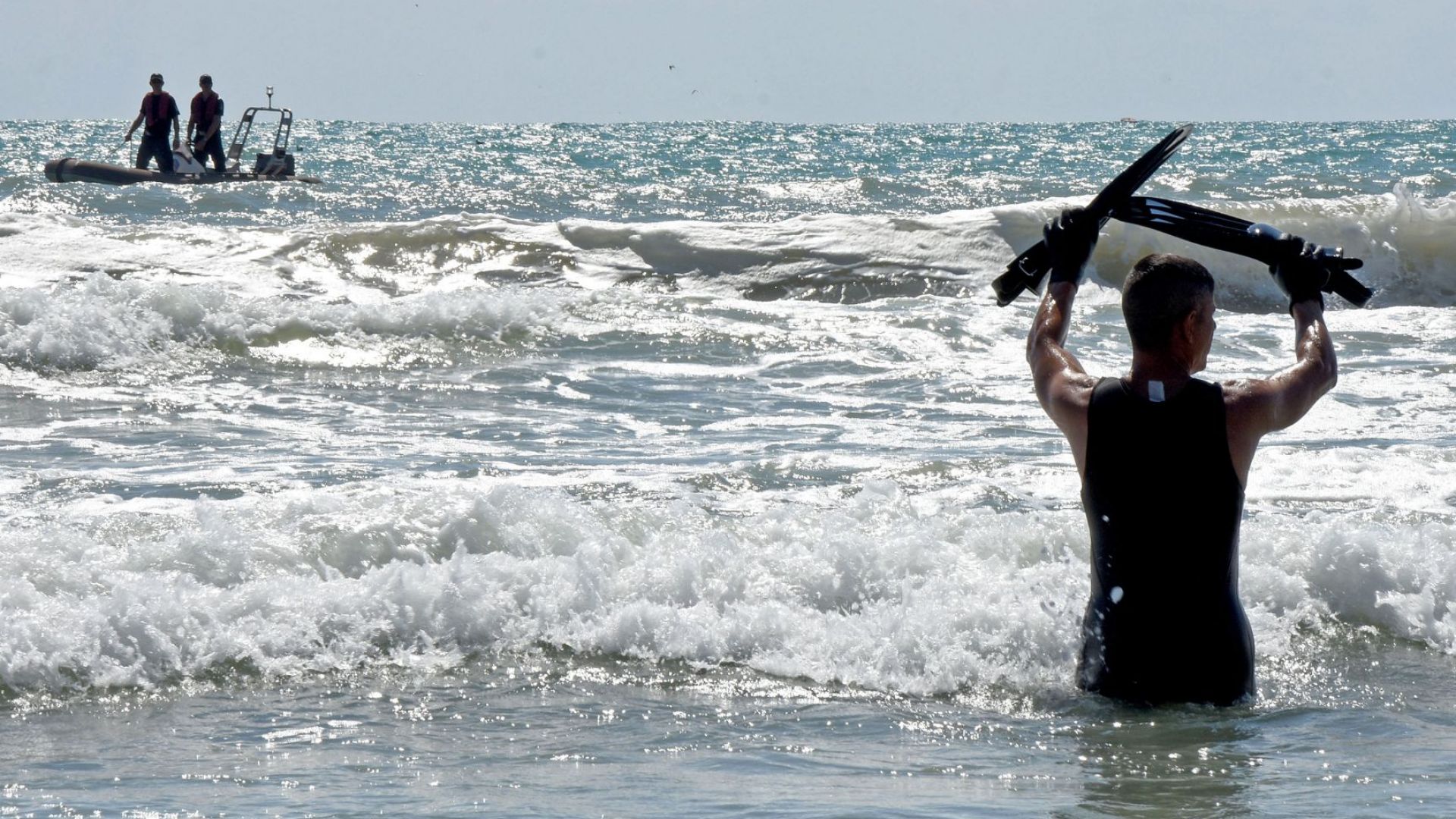 Пет часа стои удавеният мъж край Синеморец, спряха издирването на втория