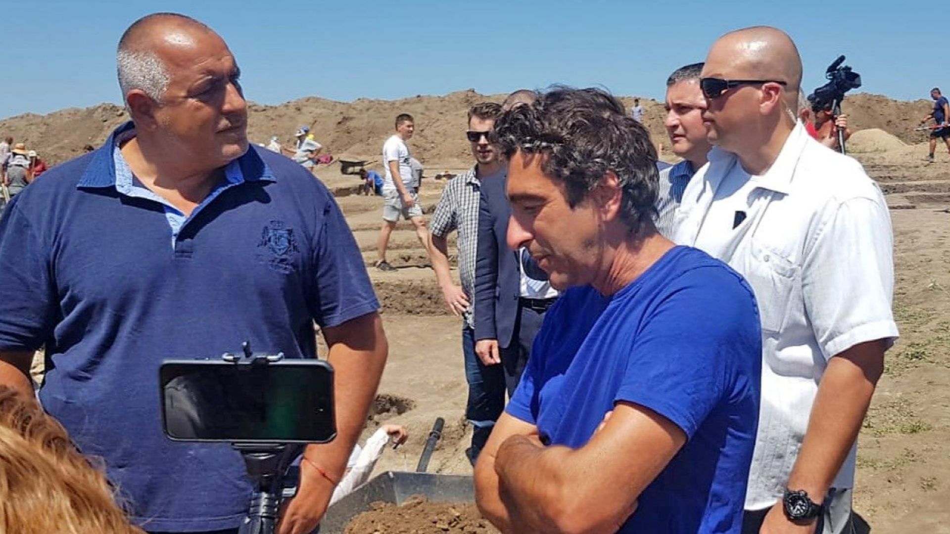 Археолози показаха на премиера Бойко Борисов яма в която открили