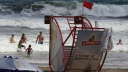Червен флаг по черноморските курорти заради мъртво вълнение и големи вълни