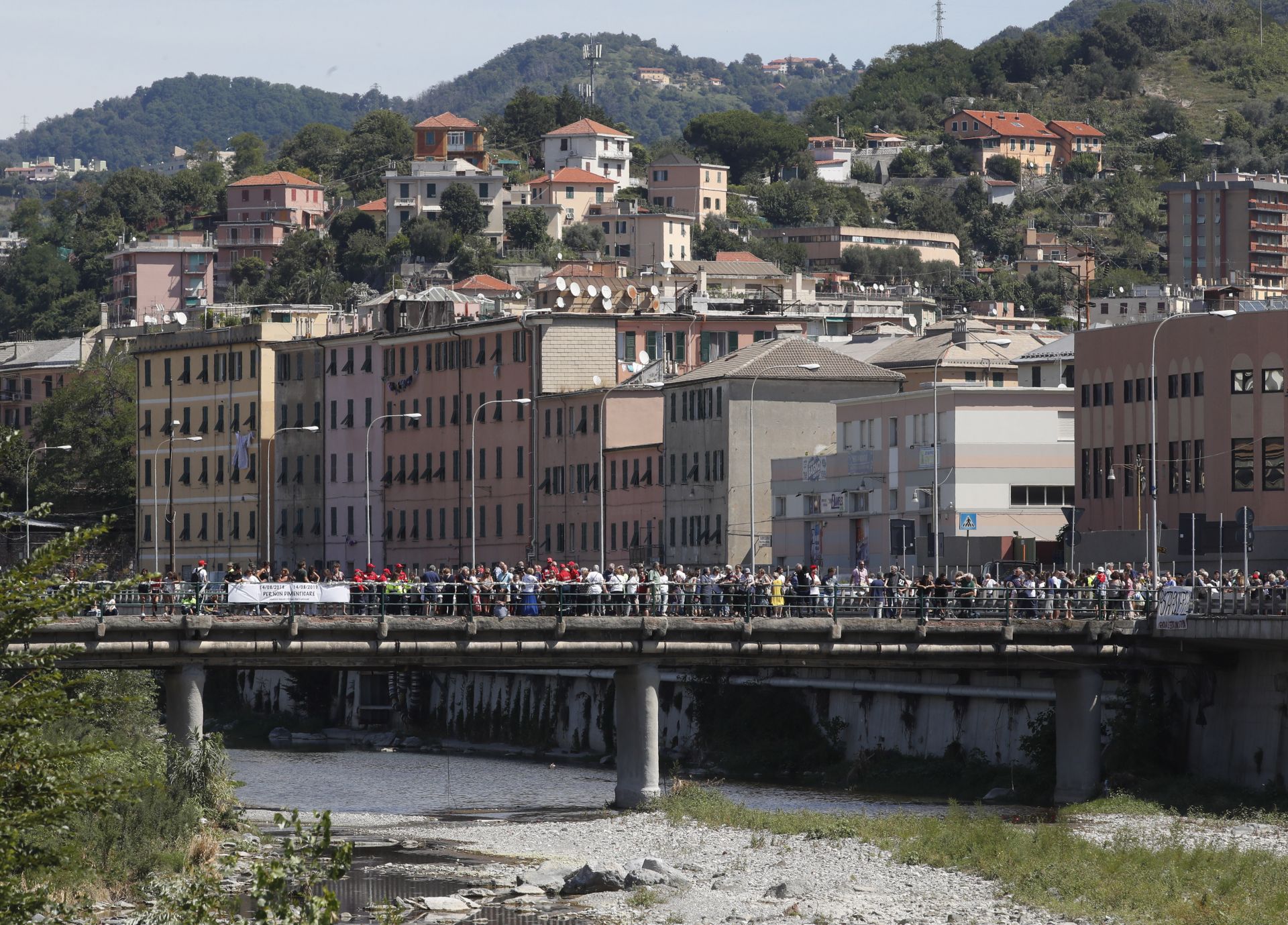 Стотици отбелязаха първата годишнина от срутването на моста в Генуа
