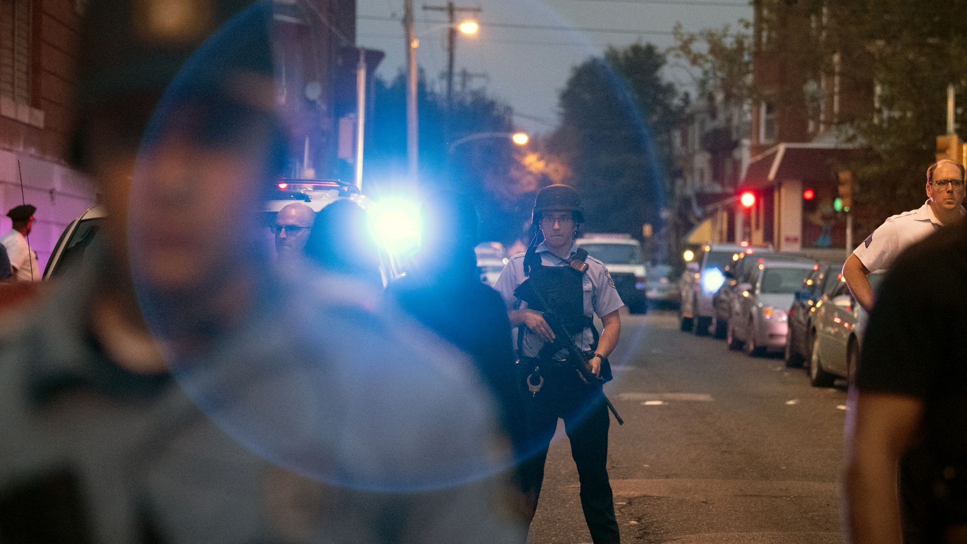 Полицаи са били ранени при продължителна престрелка с въоръжен мъж във Филаделфия
