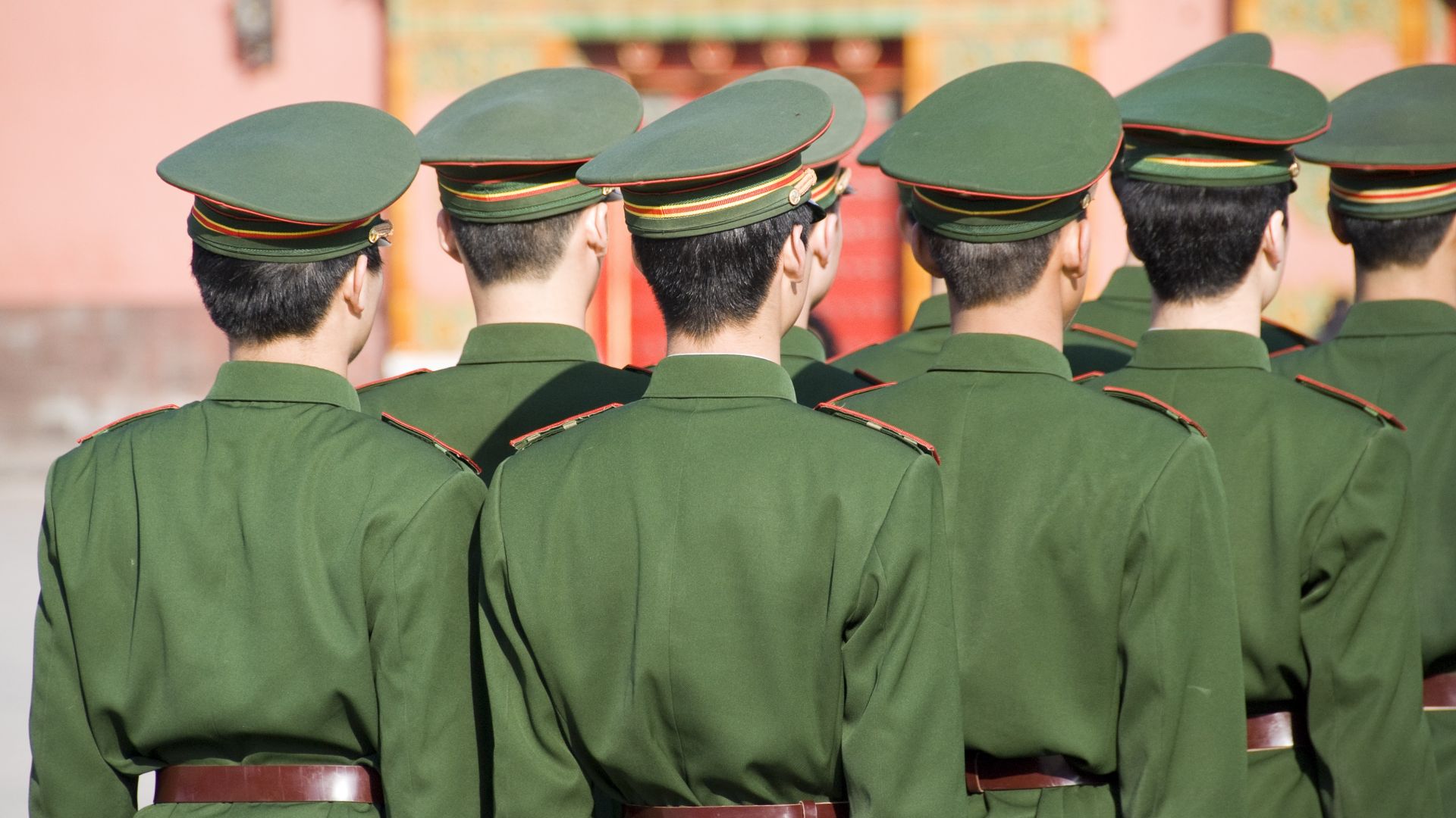 Китайската армия проведе парад близо до границата с Хонконг