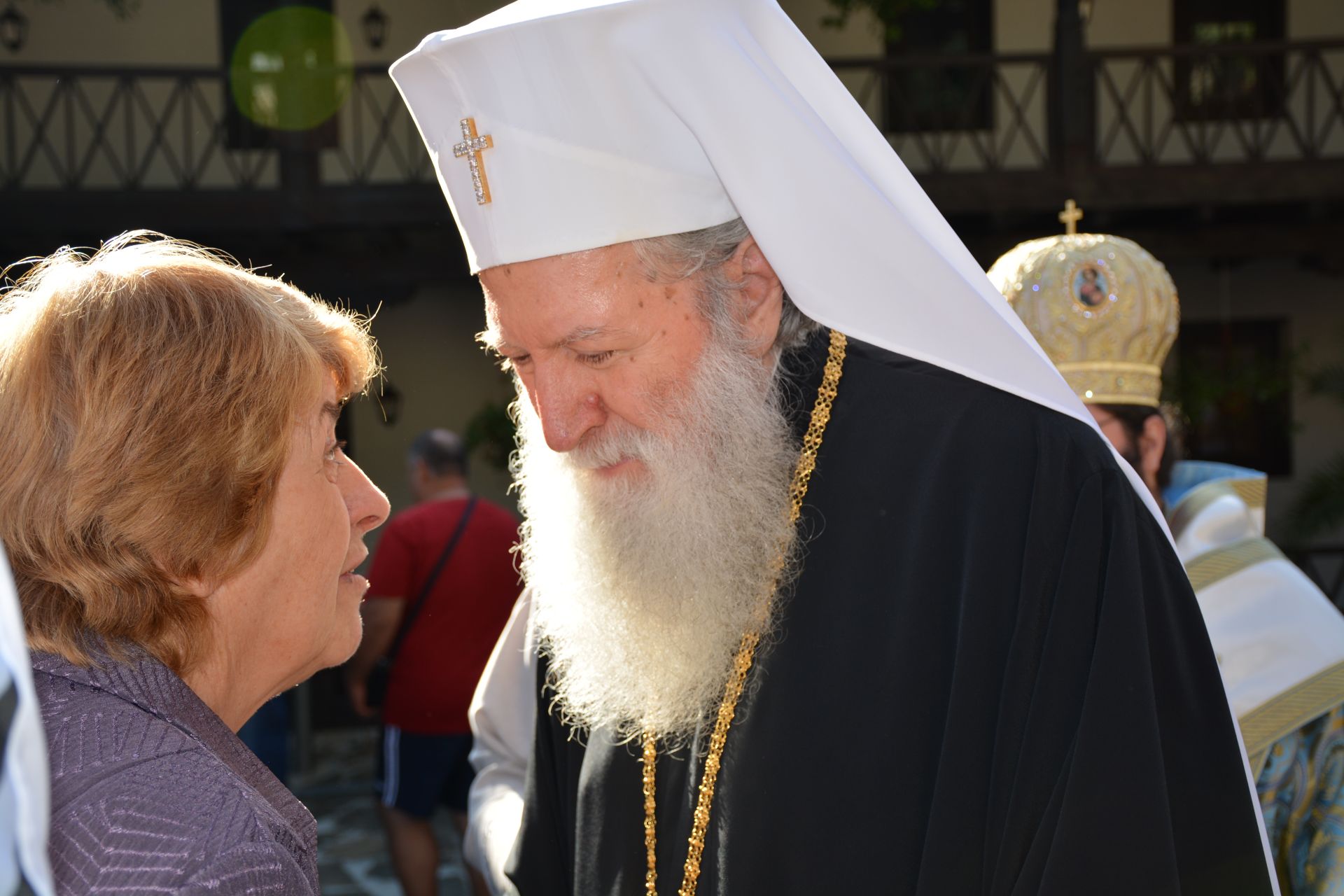 Светата литургия за храмовия празник води българския патриарх Неофит в съслужение с други духовници.