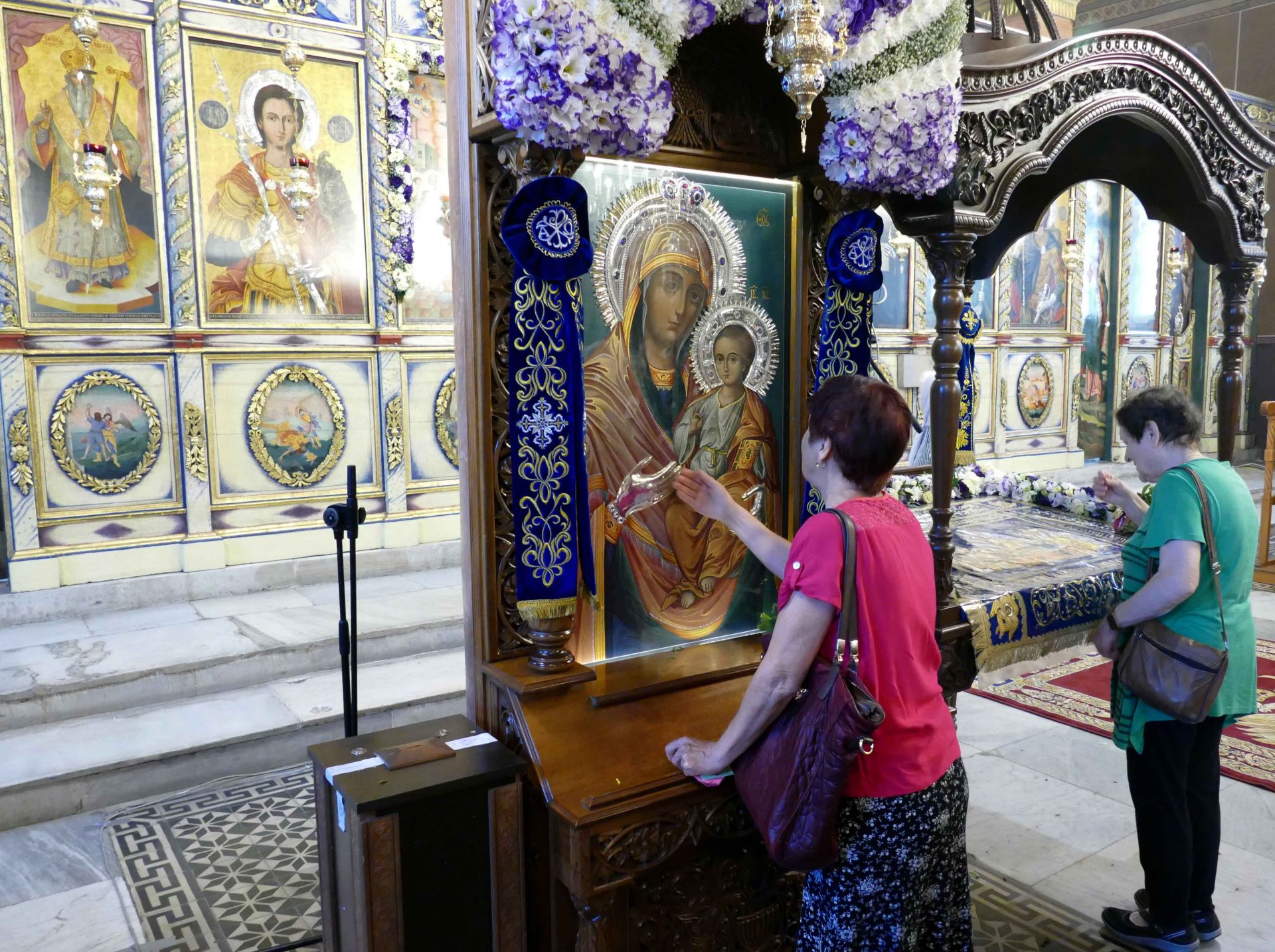 През целия ден гостите на храма отдават почит и се покланят пред плащеницата с образа на Света Богородица.