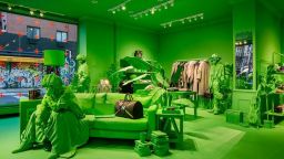 Неоново зелено създава мистична обстановка  в магазин  в Ню Йорк