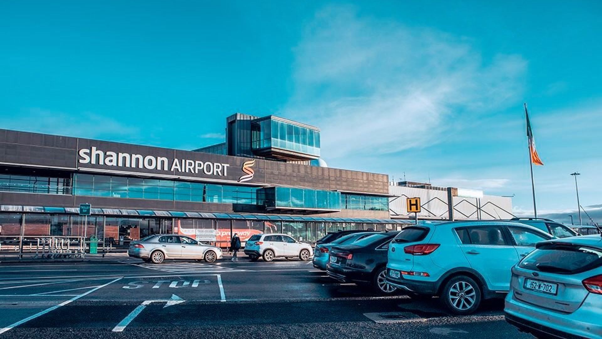 Полетите на ирландското летище Шанън бяха преустановени след запалването на