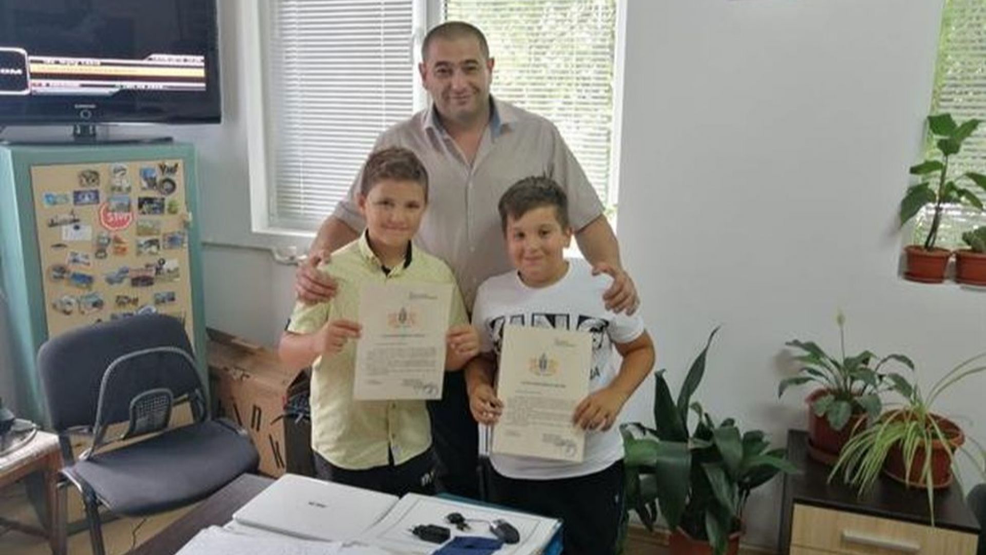 Две 11 годишни момчета откриха скъп мобилен телефон във Вършец и