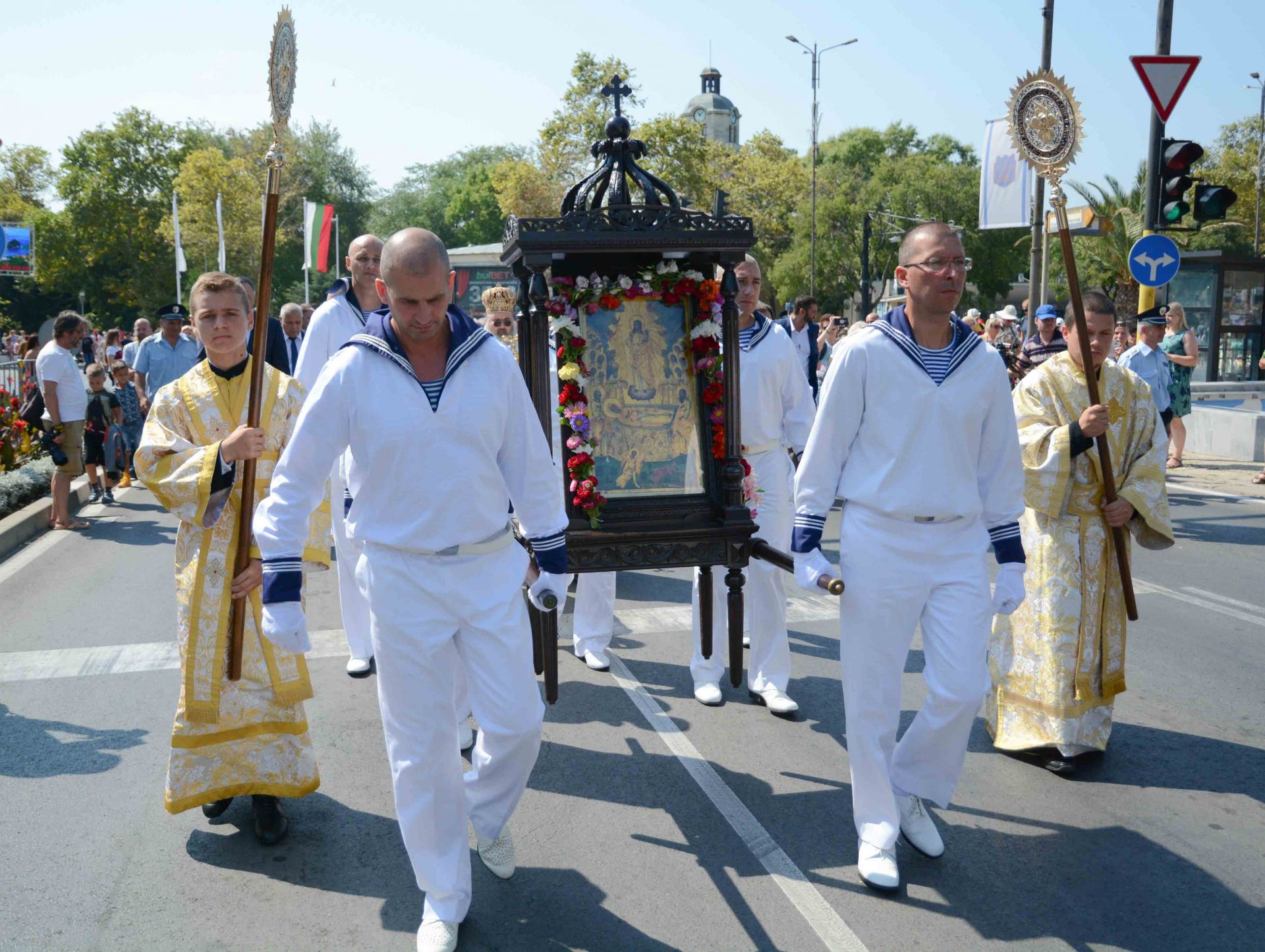 Литийно шествие с чудотворна икона на Богородица 