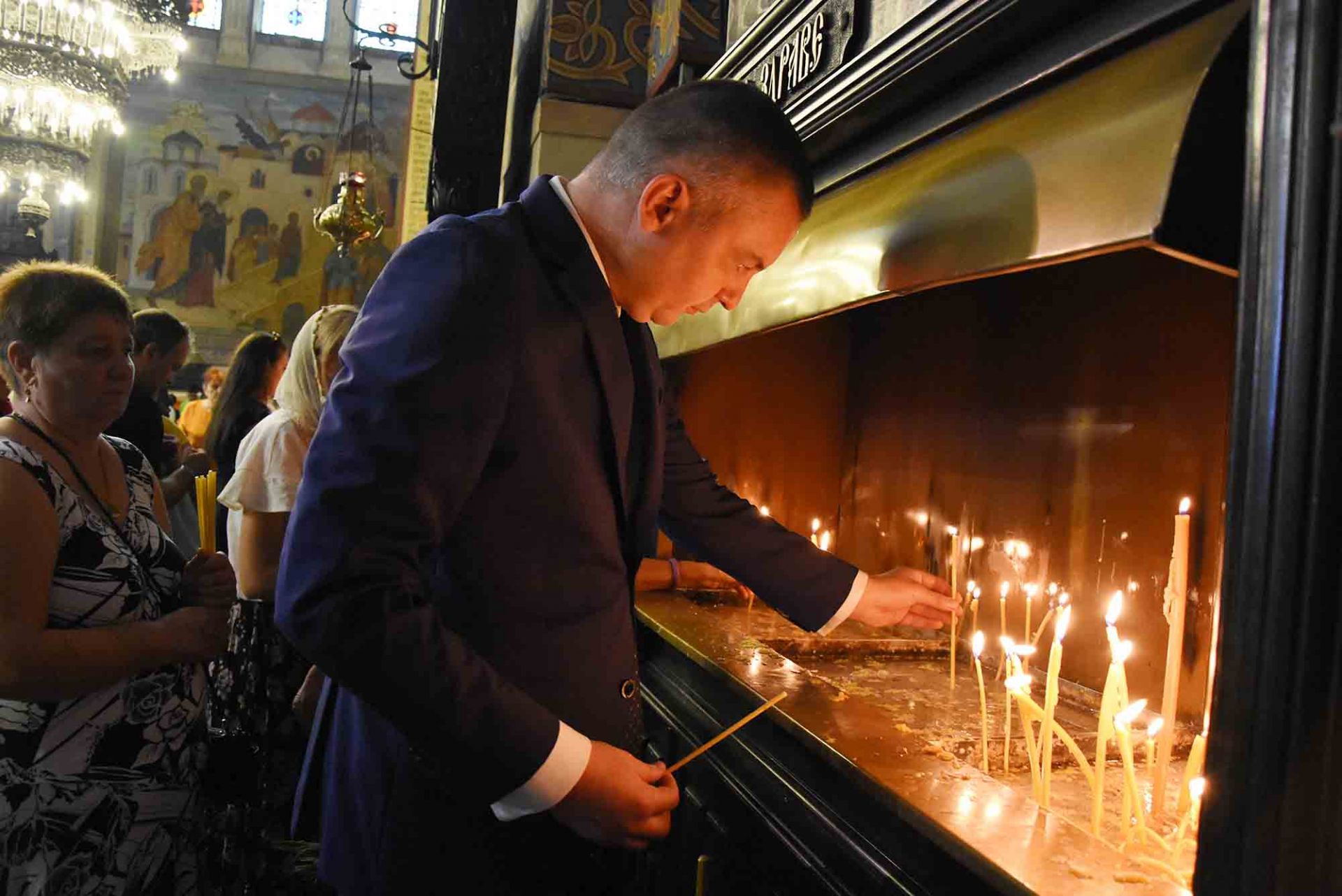 Миряни запалиха свещи за здраве и чудо