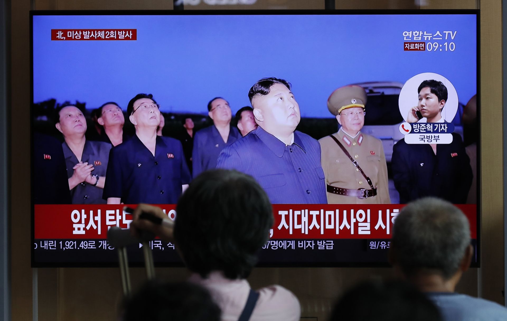 Държавната телевизия в Северна Корея показа как лидерът Ким-чен ун наблюдава изстрелването