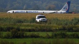 Пилотът от "Уралските авиолинии": Приземяването в царевичното поле бе единственият шанс