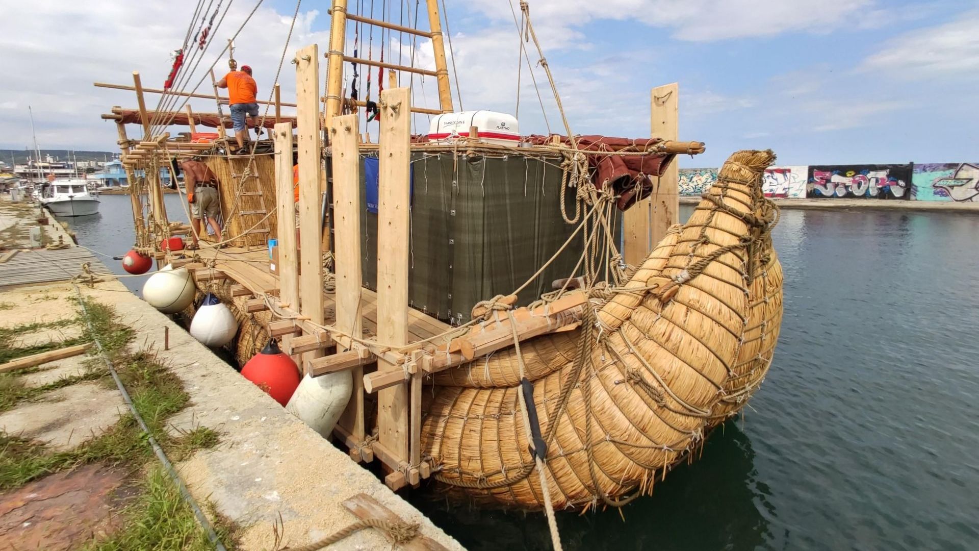 Индианци построиха тръстикова лодка край Варна която ще участва в