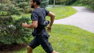 Революционен екзокостюм подобрява ходенето и бягането