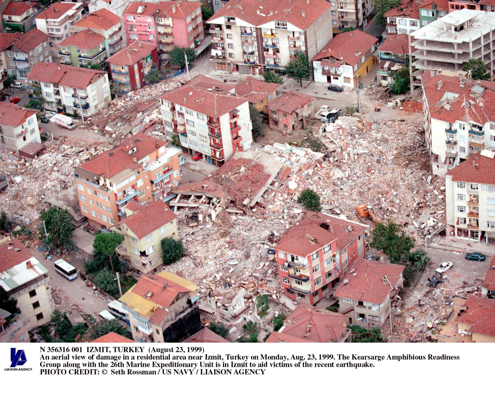 При страшния трус през 1999 година близо 300 000 души останаха без покрив, след като множество сгради бяха буквално сринати