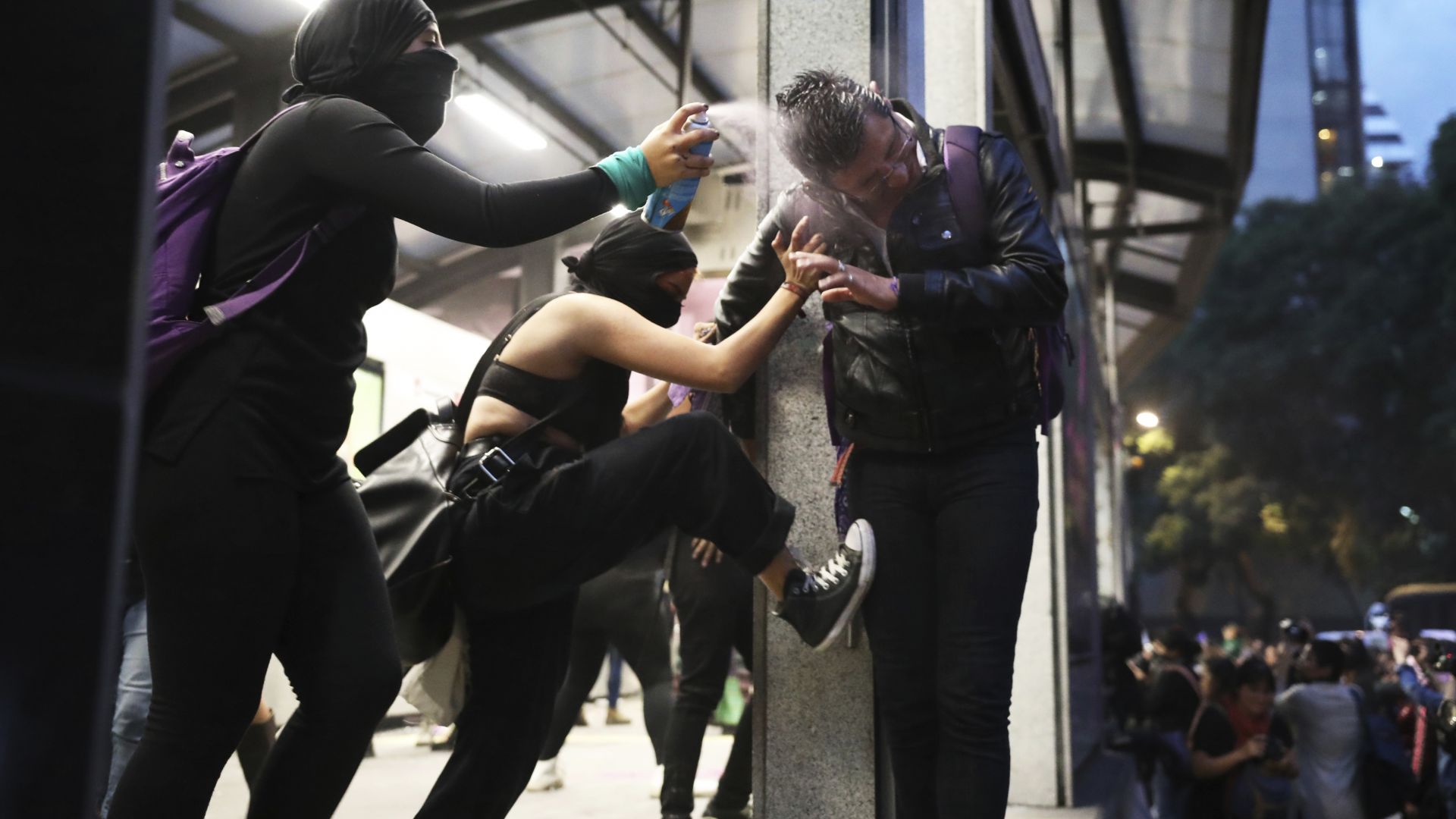 В мексиканската столица късно снощи избухнаха безредици след като стотици