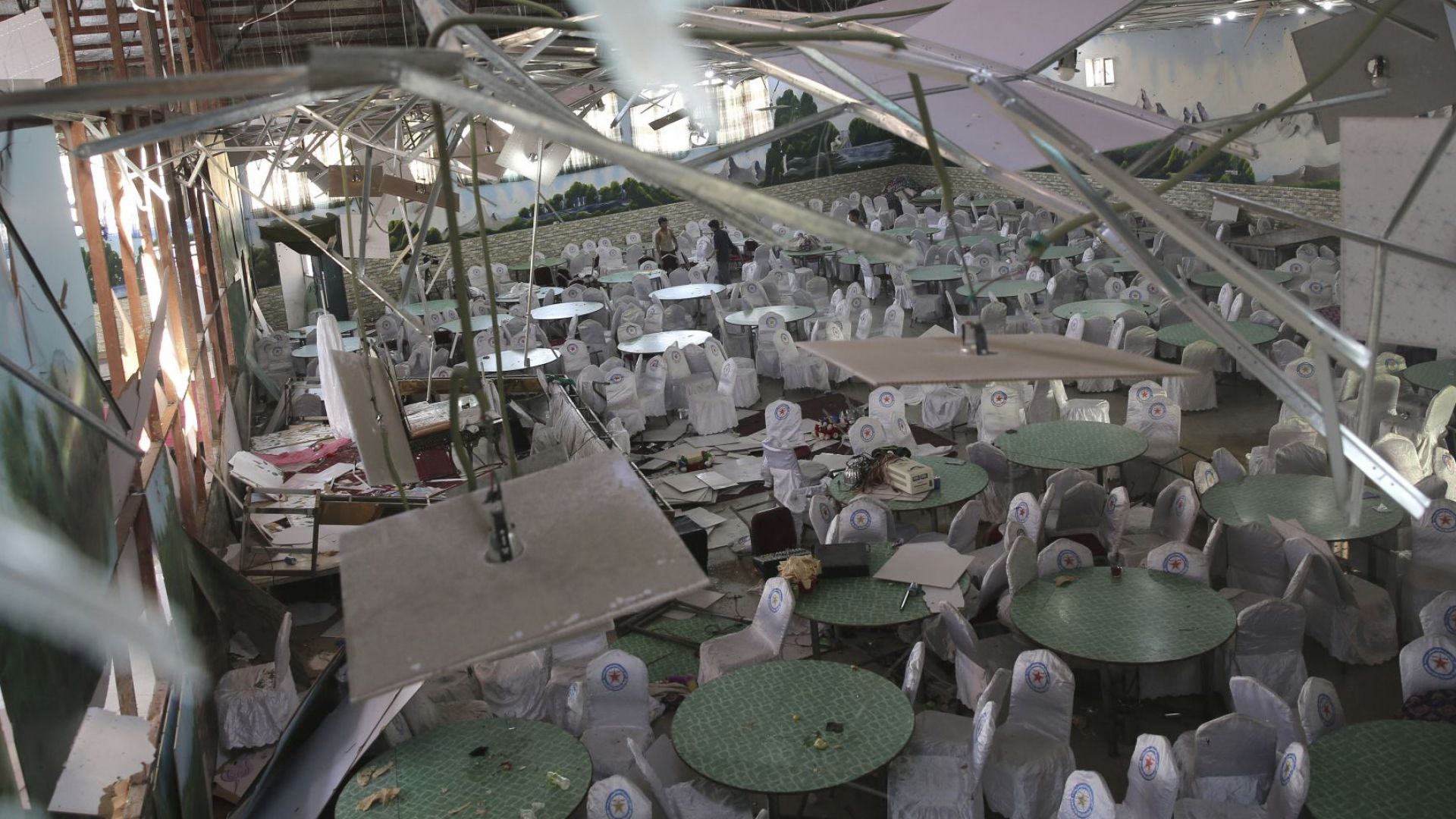 Атентатор самоубиец се взриви на сватба в Кабул като уби