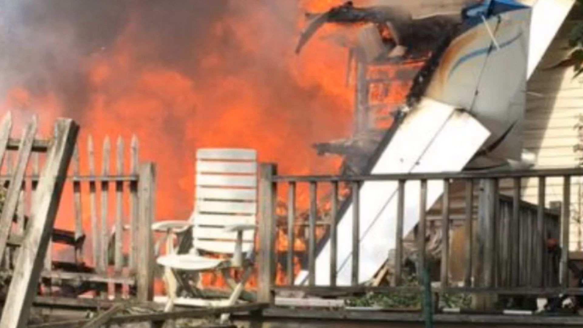 Малък самолет падна върху къща в американския щат Ню Йорк