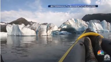 Каякари оцеляха, след като ледник се разцепи пред очите им  (видео)