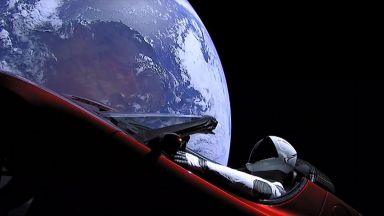 „Космическата“ Tesla направи първата си обиколка около Слънцето