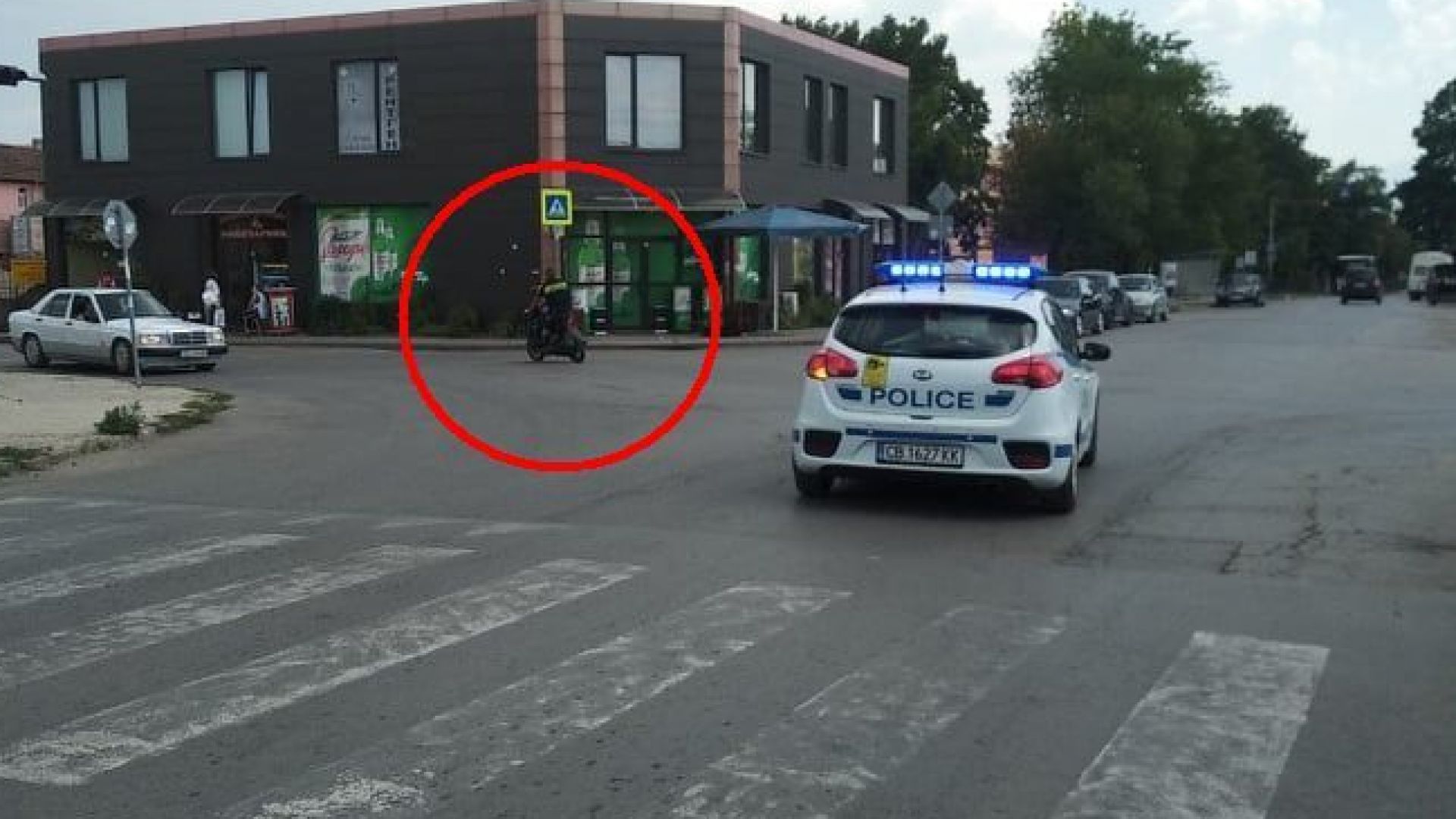 Може ли полицай да кара скутер пред патрулка без каска?