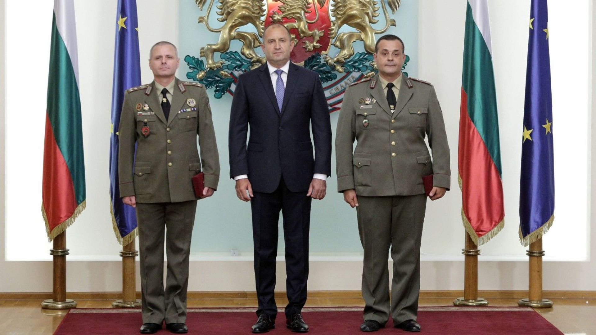 Радев връчи генералски пагони на двама военнослужещи