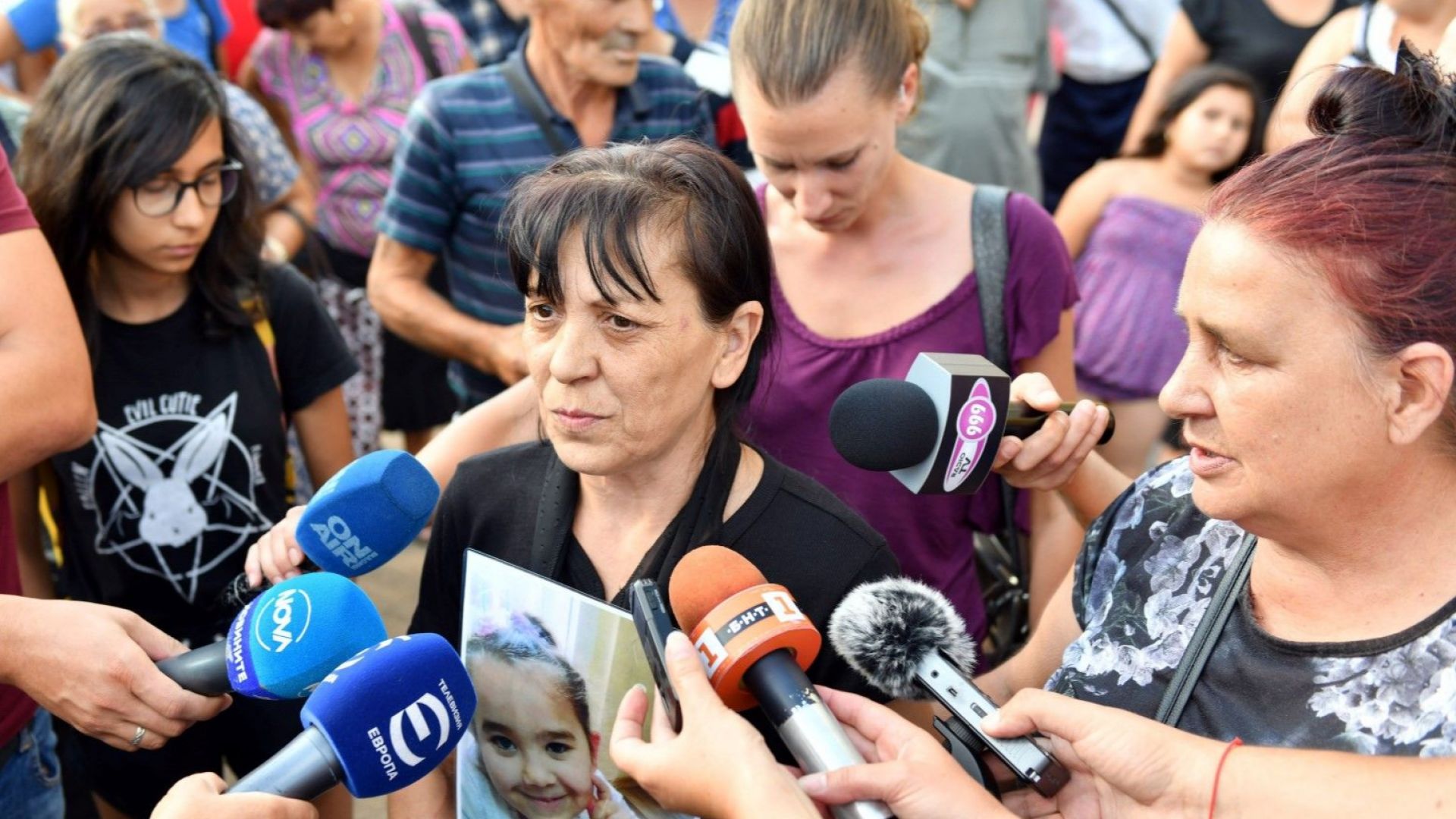 Бдение в памет на убитата седемгодишна Кристин се състоя в Сливен 