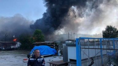 Изгоряха автомобили и 10 тона машинно масло в склад в Ботевград 