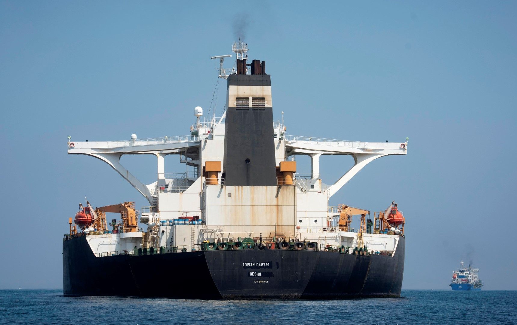 Корабът, превозващ 2,1 милиона барела суров петрол, беше задържан край бреговете на британската територия Гибралтар на 4 юли