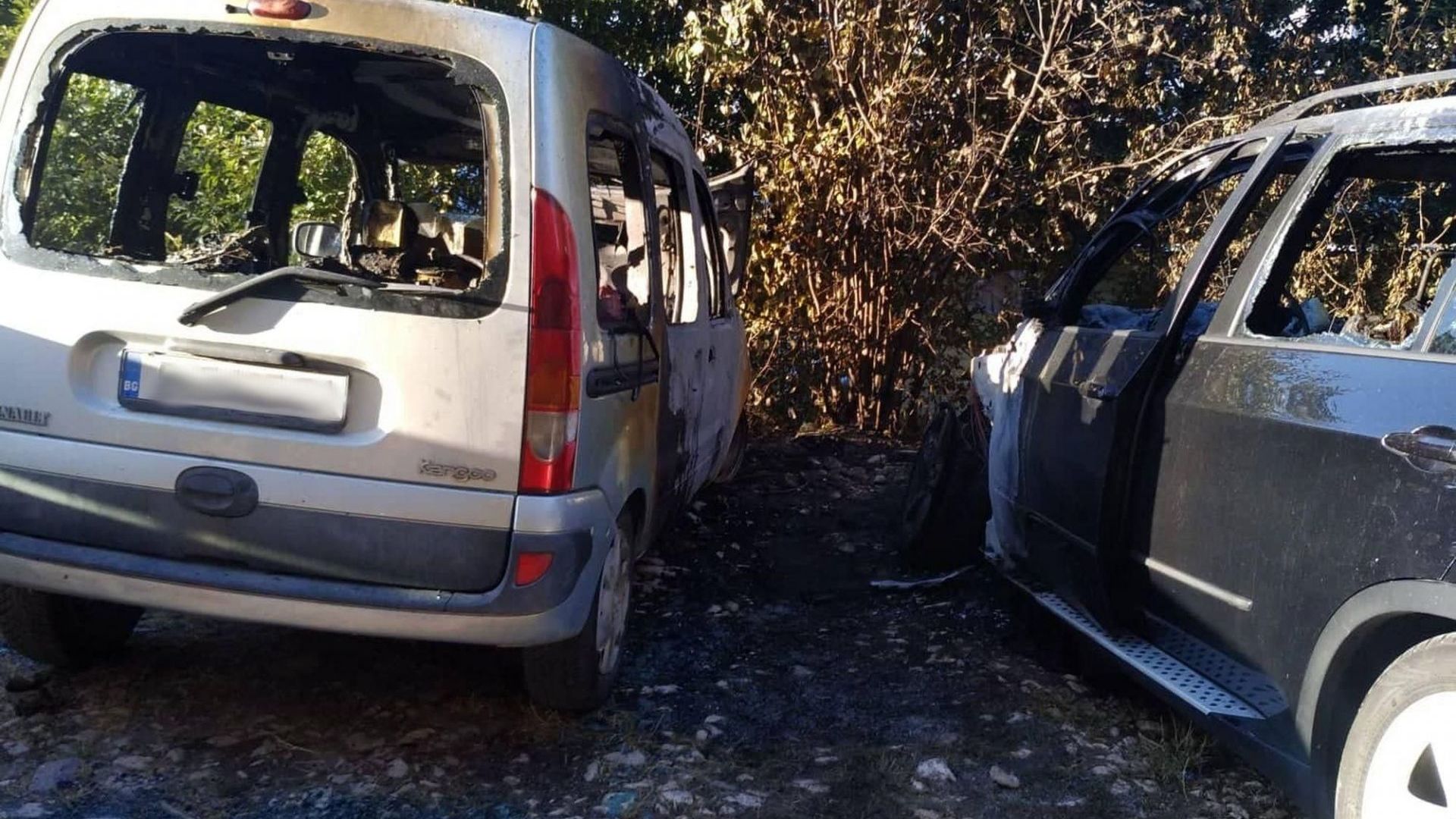 Два автомобила са опожарени тази нощ около 3 50 ч във