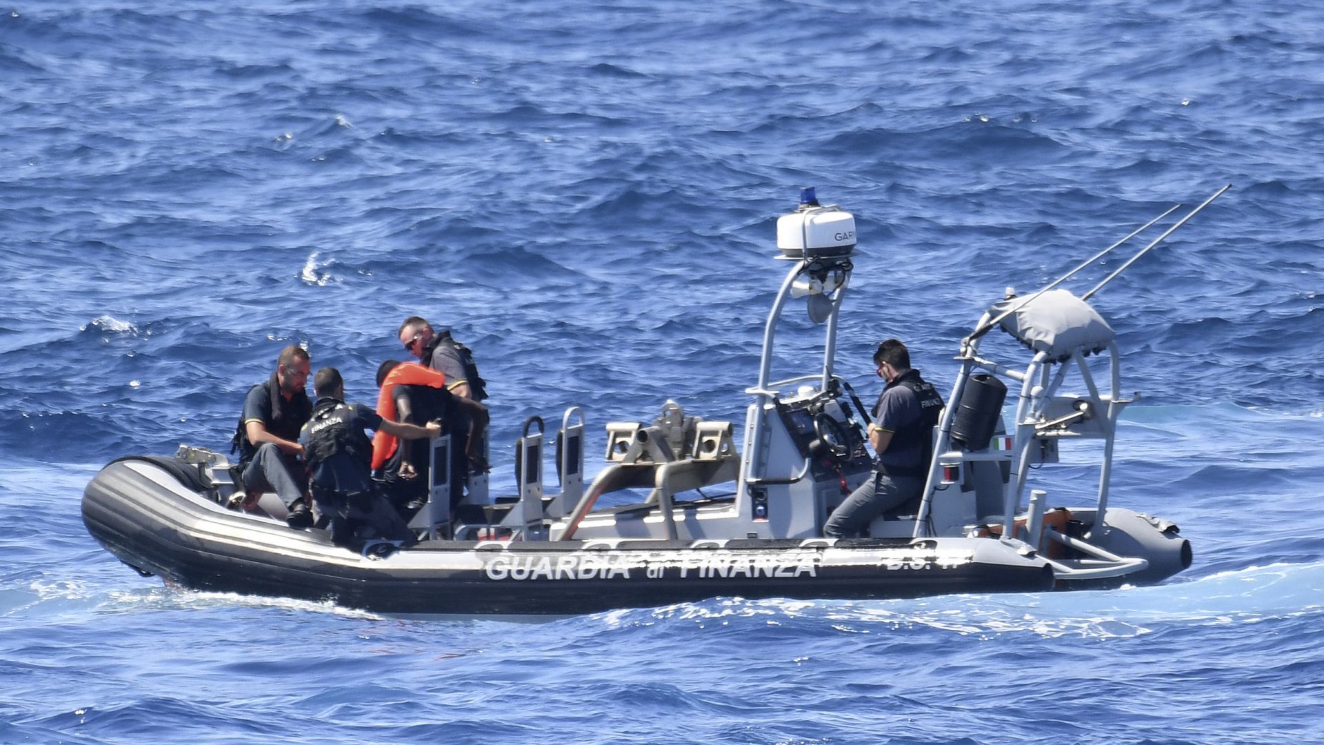 Италианската брегова охрана е извадила телата на седем мъртви мигранти