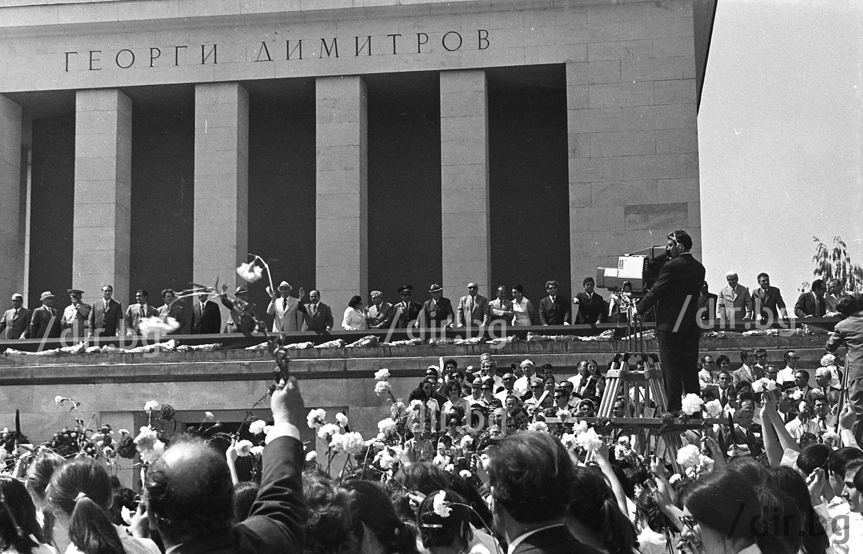 Официалните лица и възторженото множество на 24 май 1973 г. 