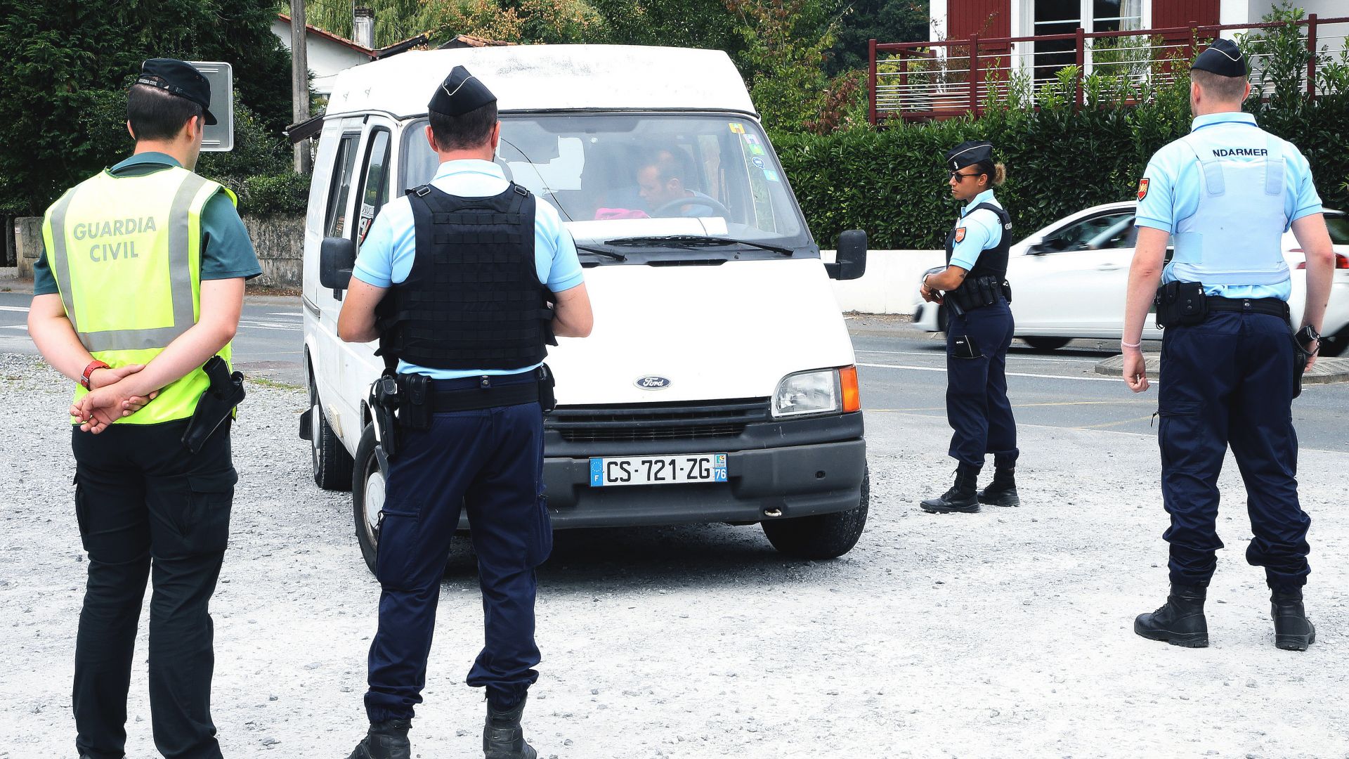 Общо 13 200 полицаи и жандармеристи подпомогнати от военни части