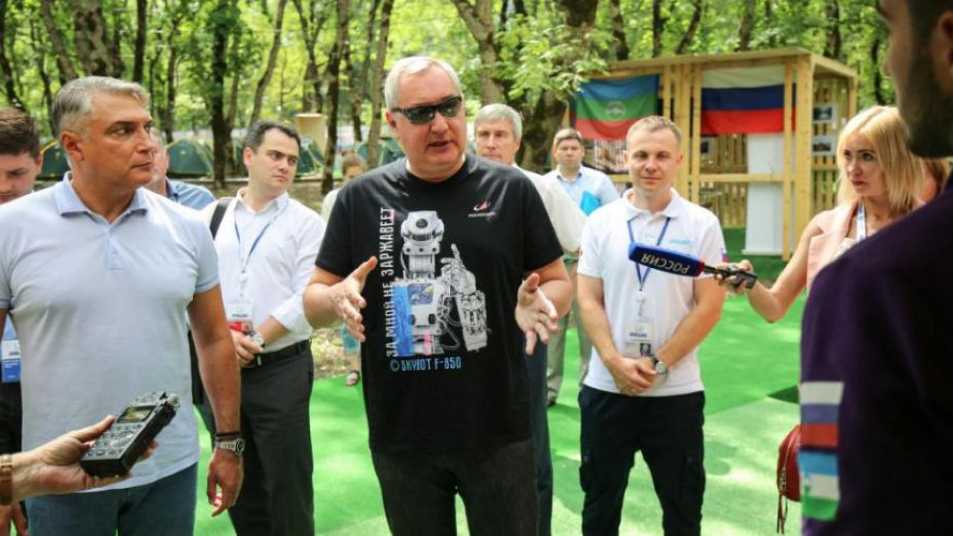 Рогозин пуска свои песни на сайта на Роскосмос