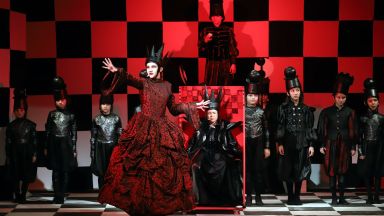 "Алиса в огледалния свят" на сцената на Аполония