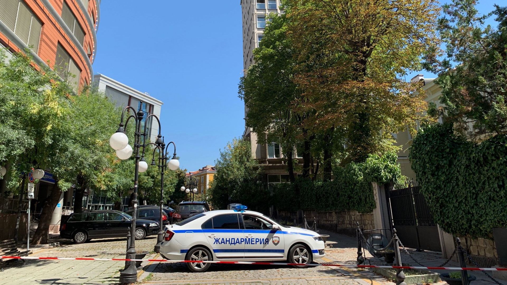 Серия бомбени заплахи са били подадени в днешния ден в