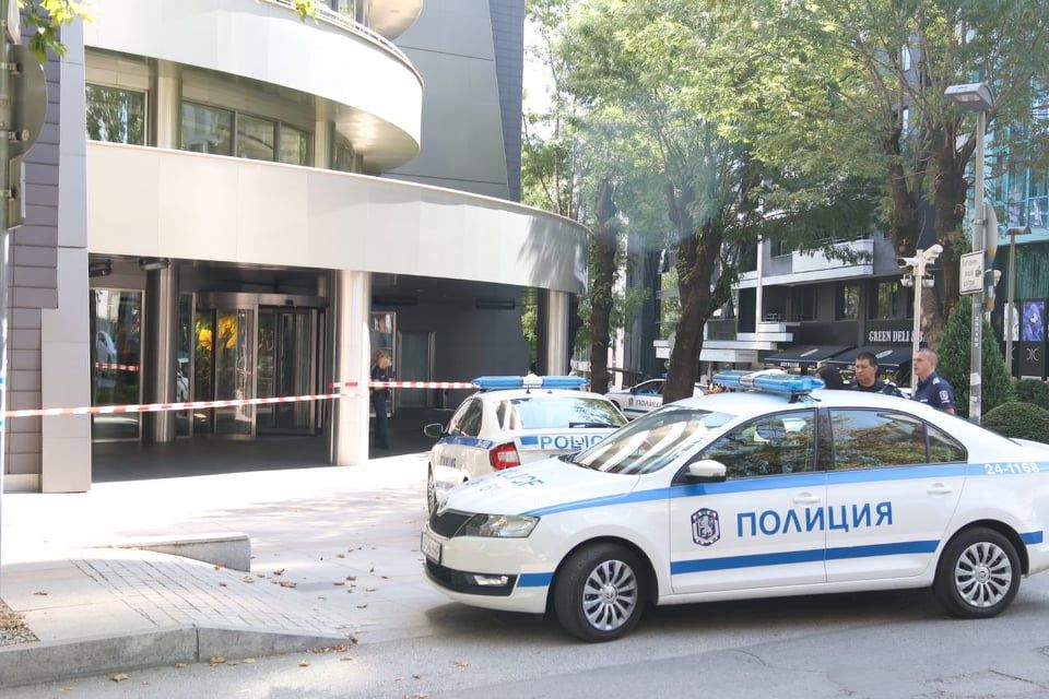 Сградата на ул. "Николай Хайтов" е под полицейска обсада заради бомбената заплаха