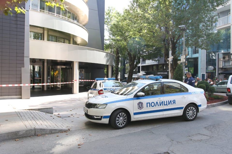Сградата на ул. "Николай Хайтов" е под полицейска обсада заради бомбената заплаха