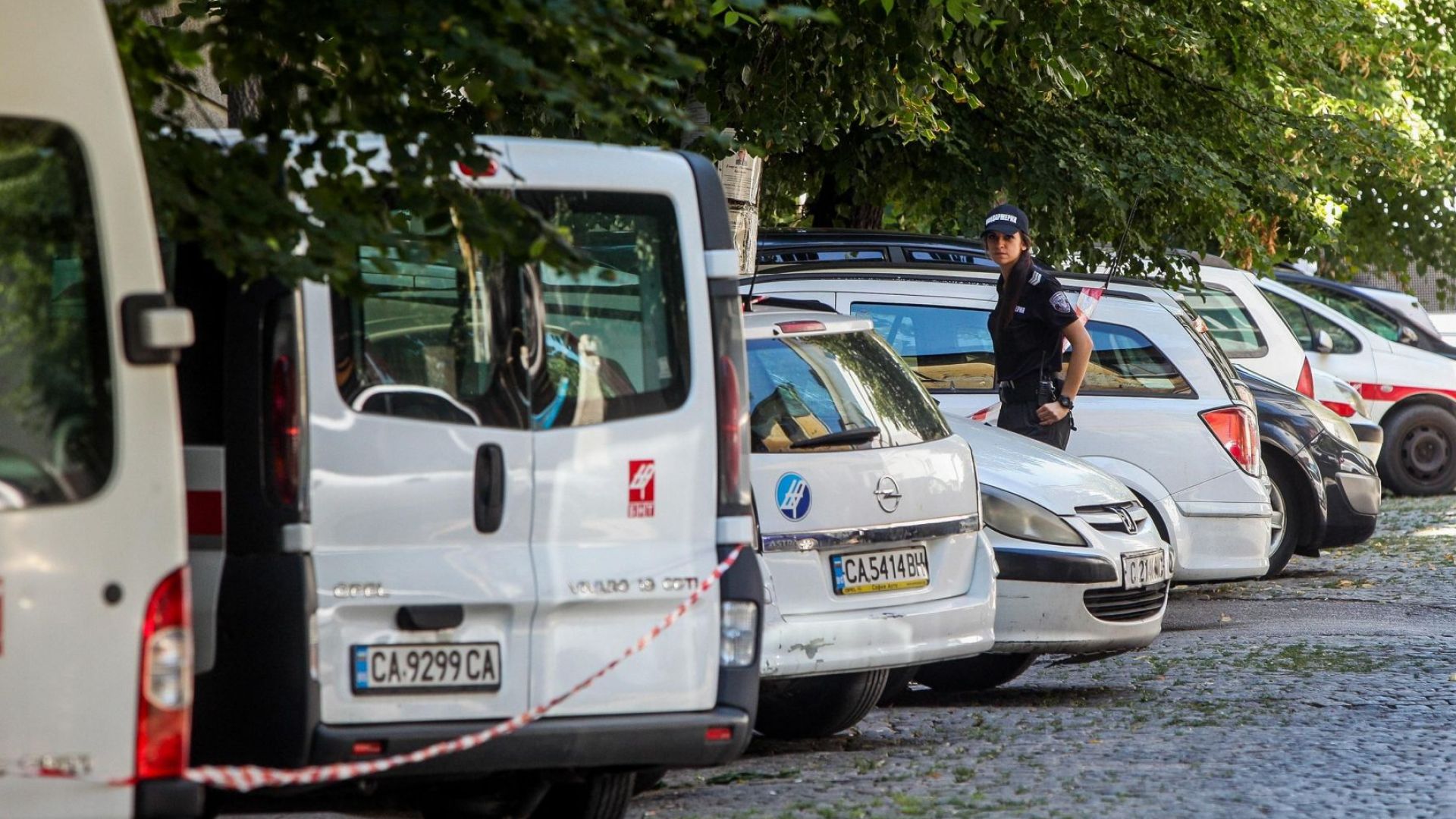 Като използвали само два различни имейла от Швейцария и Сейшелите