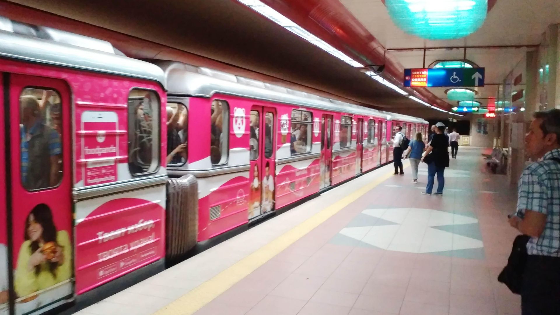 Брандирана в основен цвят розово мотриса превозва вече пътници в