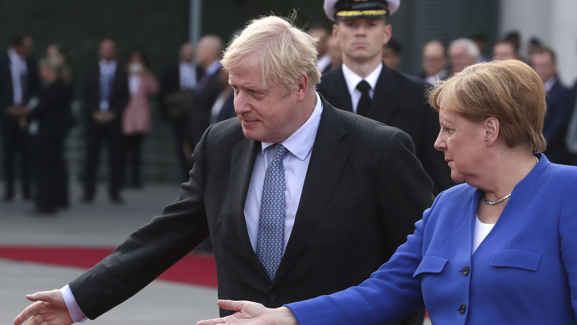 Британският премиер Борис Джонсън бе посрещнат от демонстранти скандиращи Спрете