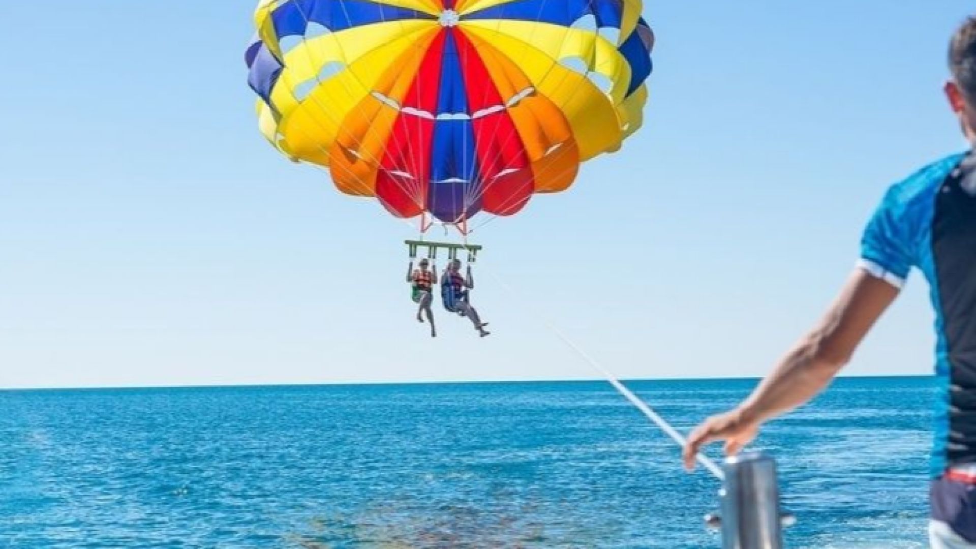 Парашут с двама души се откъсна от лодката която го