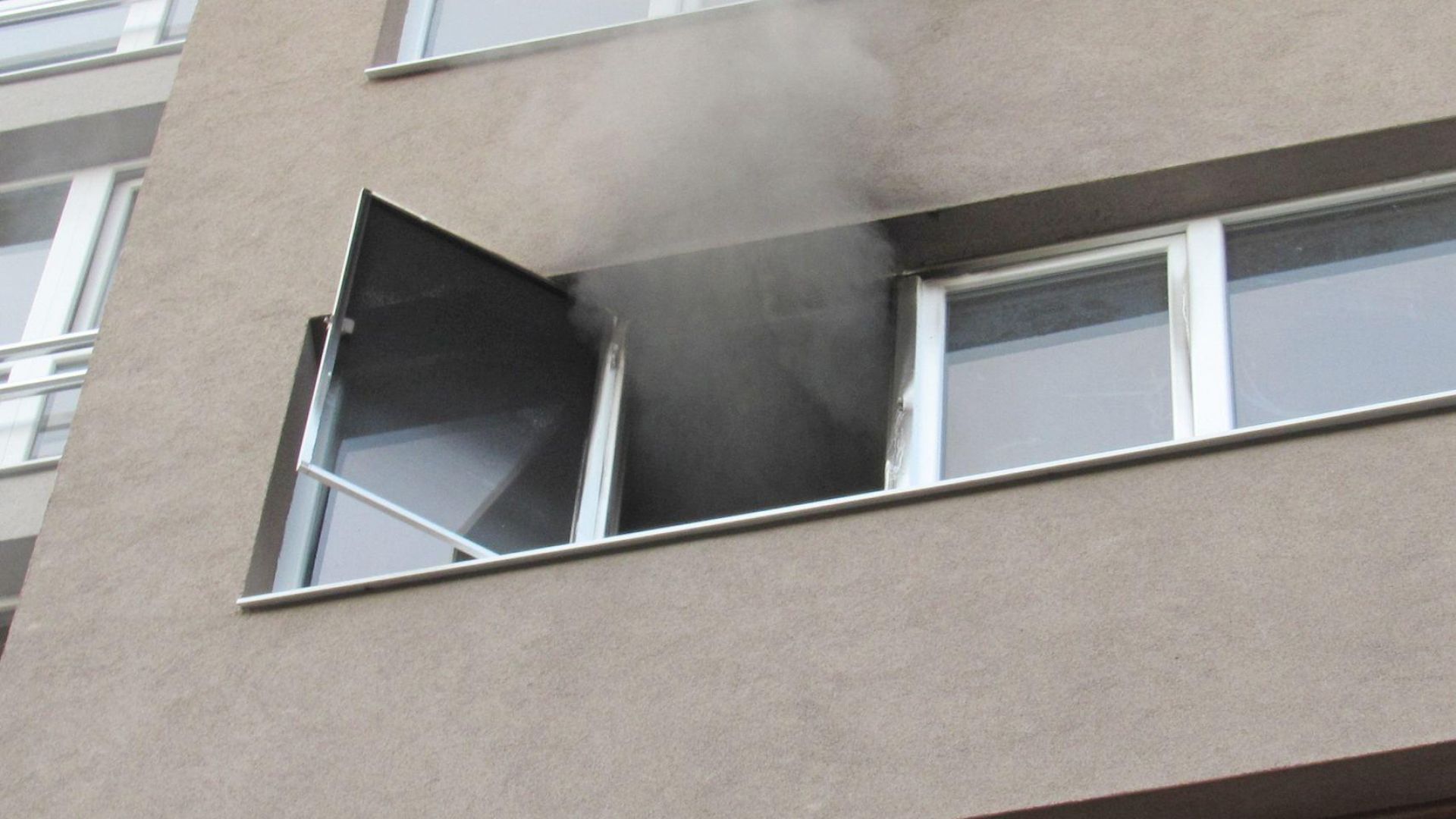 Пожар горя тази сутрин в блок Руй Планина в Русе