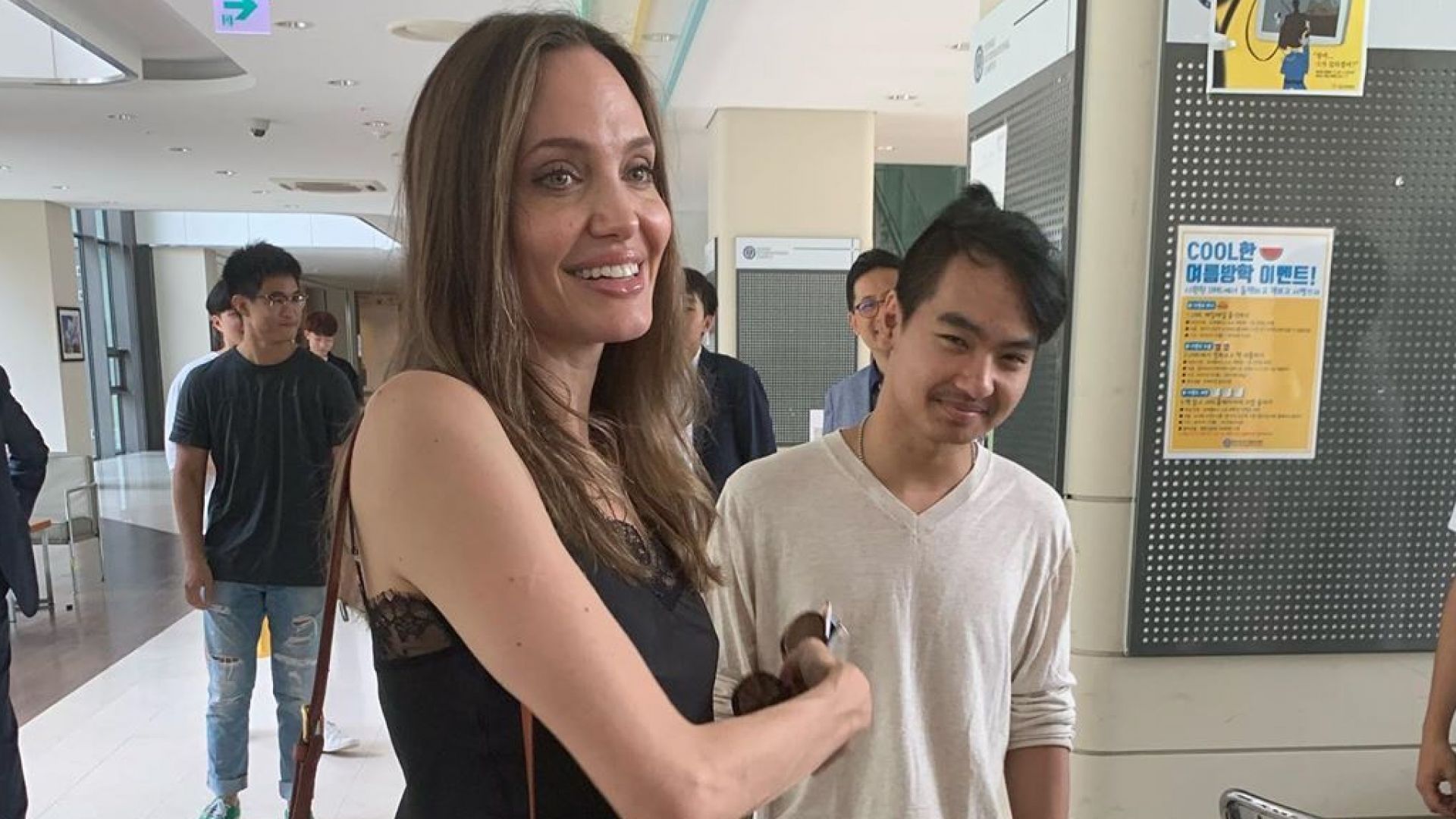Анджелина Джоли едва сдържа сълзите си, оставяйки Мадокс в Южна Корея