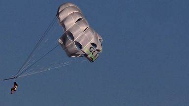 Туристите, летели с откъсналия се парашут край Созопол, не си взели парите обратно