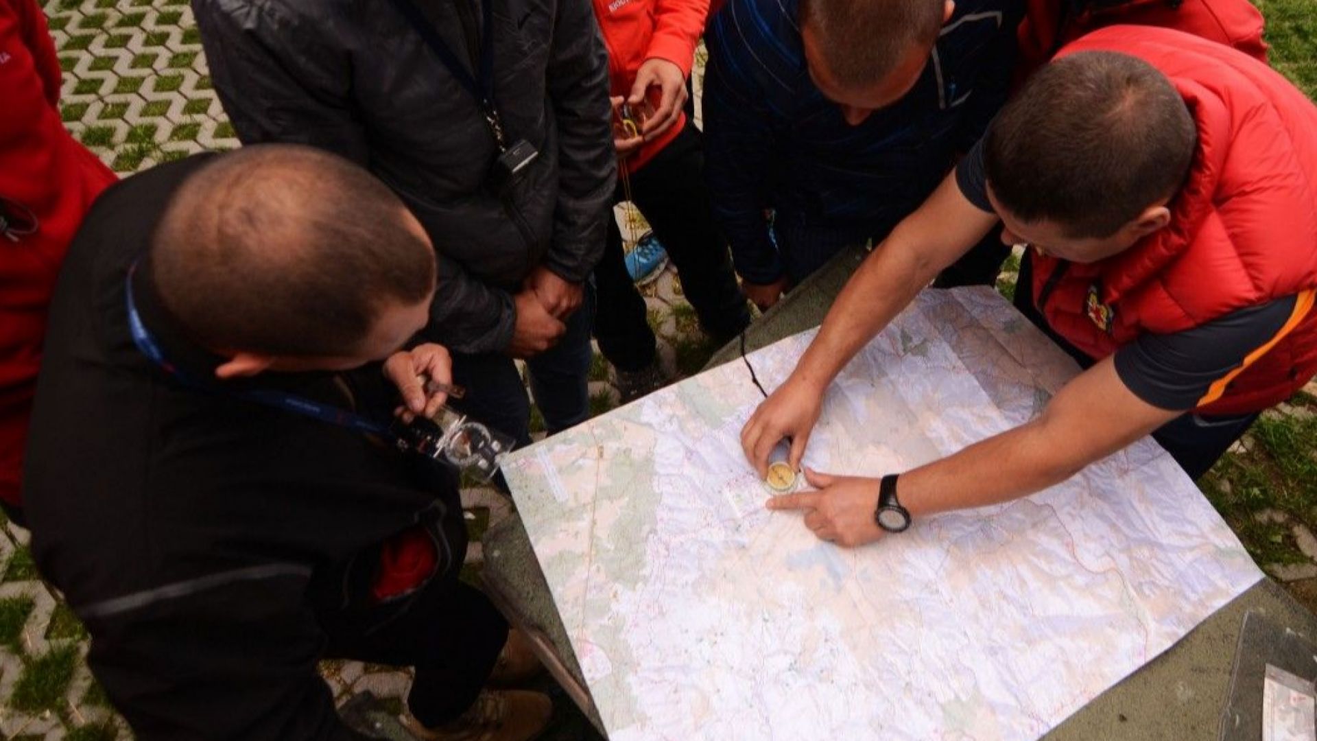 Двата екипа на Планинската спасителна служба са стигнали до пострадалия