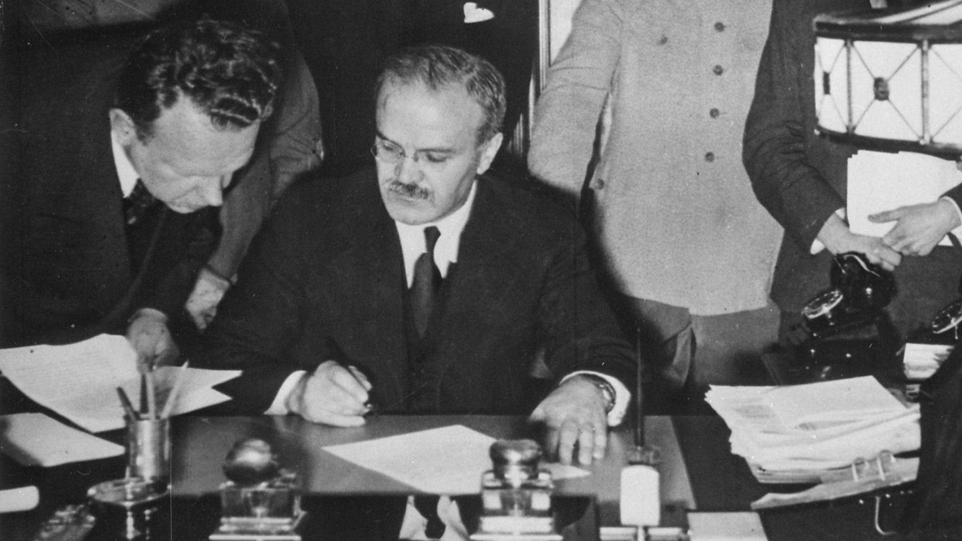  Съветско-нацисткият пакт от 1939 г.: Необходимо зло или опортюнизъм