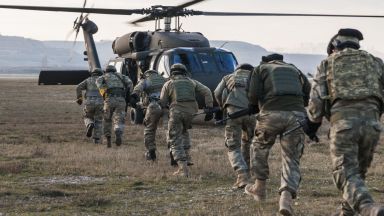 Десет военнослужещи са загинали а трима са ранени след като