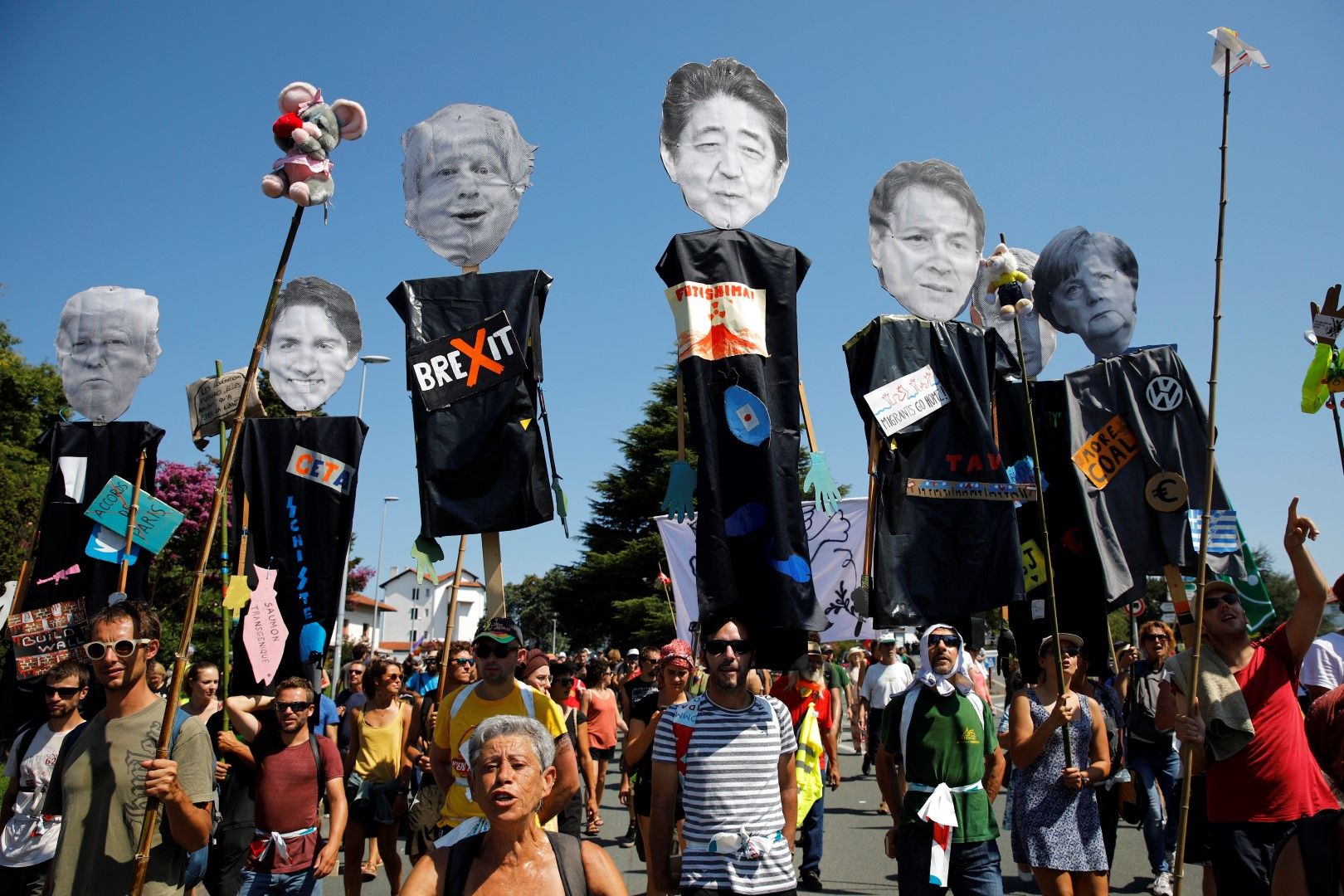 Хиляди на протест срещу Г-7