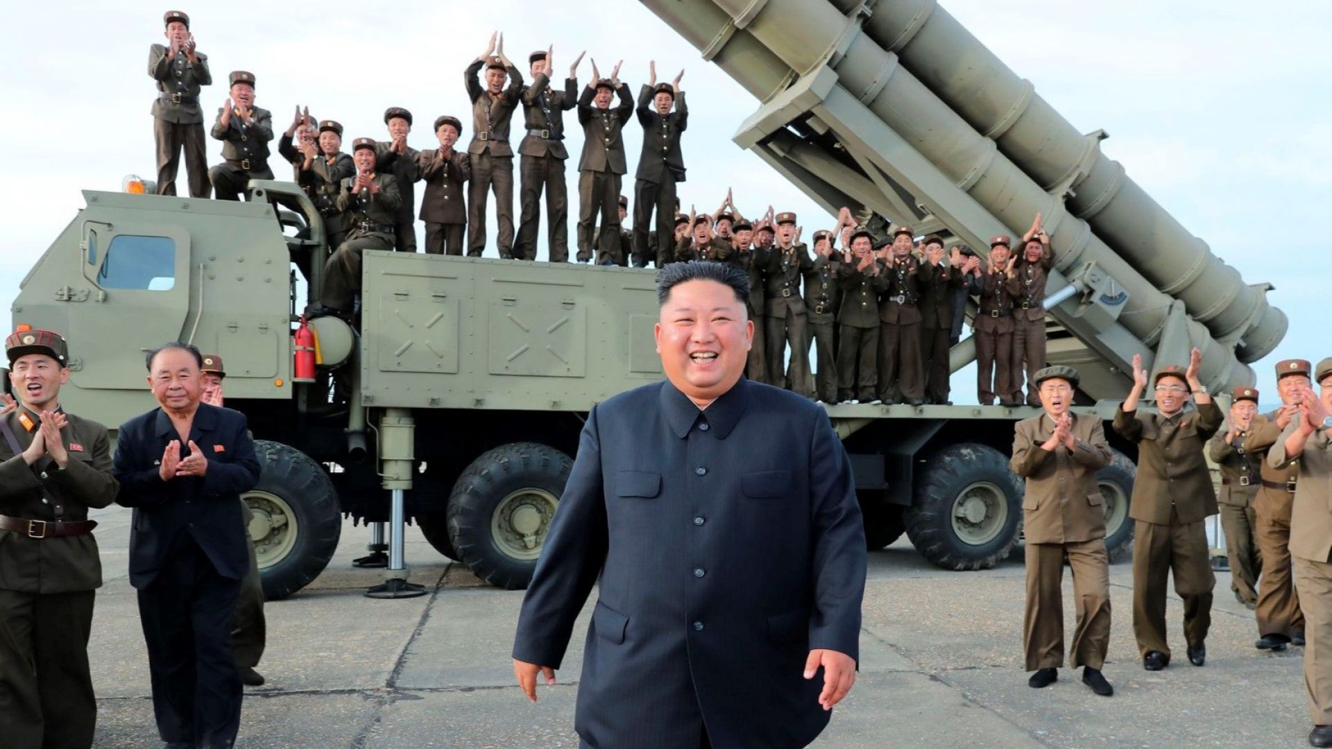 Севернокорейският лидер Ким Чен-ун наблюдава вчера изпитанията на разработена неотдавна